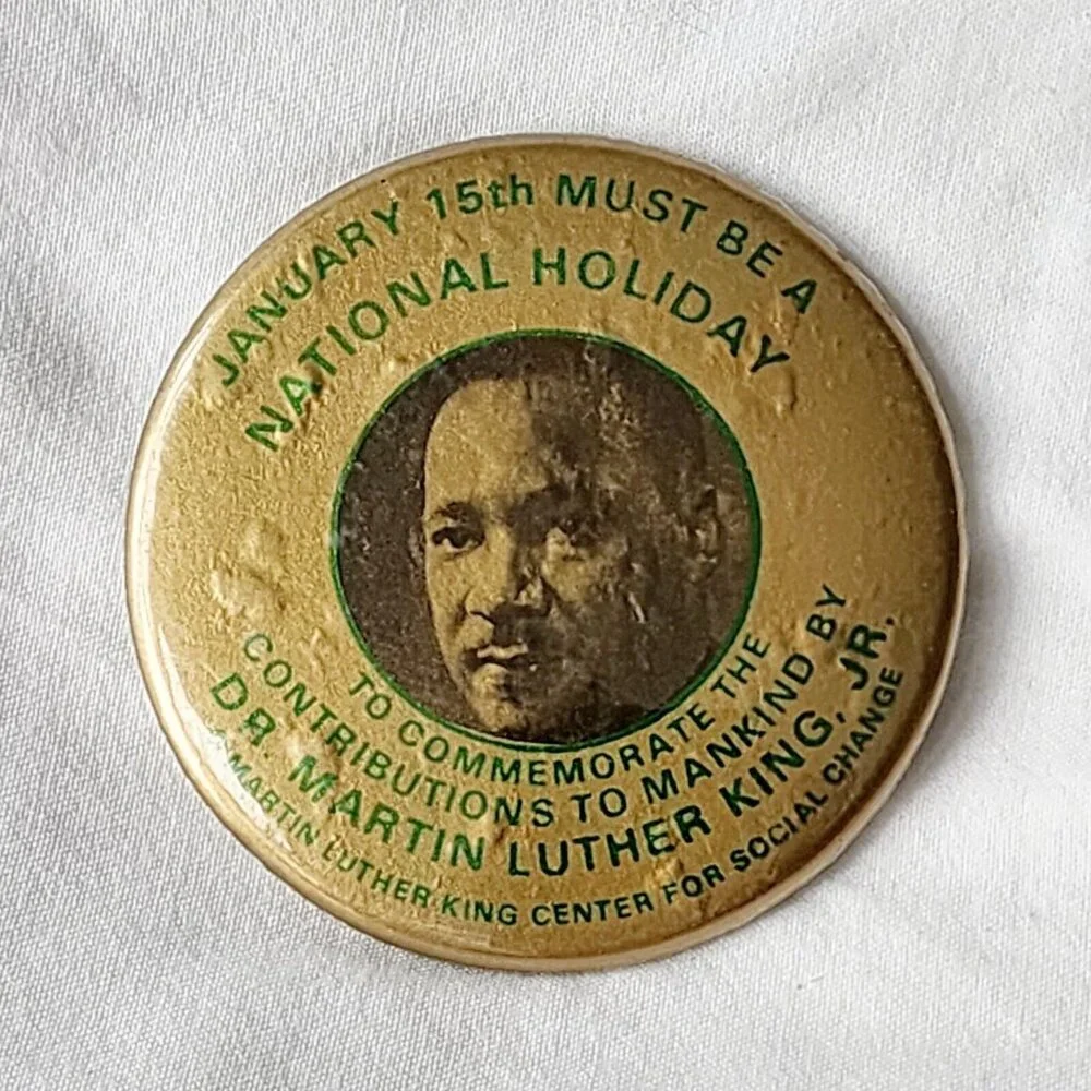 Martin Luther King Jr Jan 15th Must be a National Holiday Pinback Vintage Button